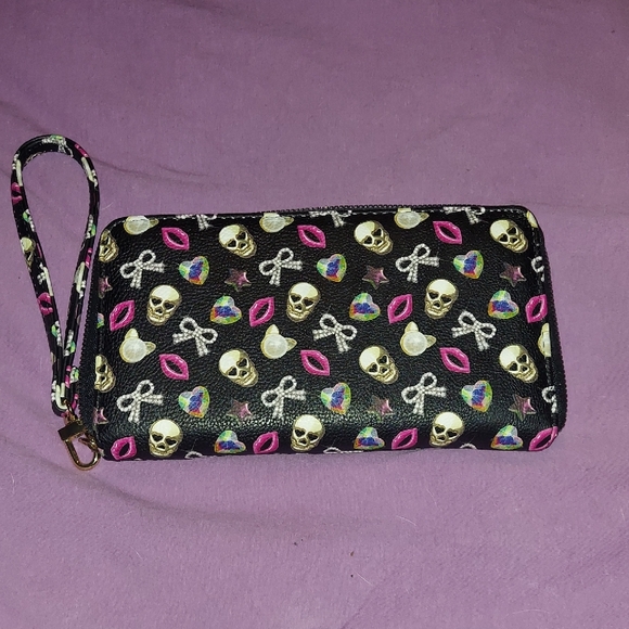 Betsey Johnson Skull &Lip & Bow Print. Full Size Zipper Wallet & Wrist Strap - Picture 3 of 12